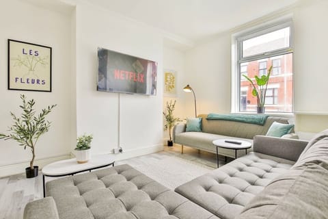 Hollins House | 2 BR | Near Manchester House in Oldham