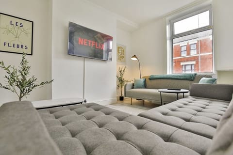 Hollins House | 2 BR | Near Manchester House in Oldham