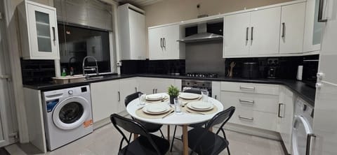 2 BR House, Sleeps 6, Odlham House in Oldham