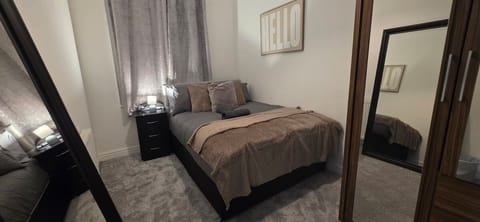 2 BR House, Sleeps 6, Odlham House in Oldham