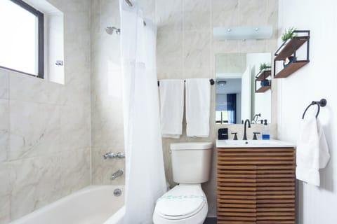 Unit 4 - Beautiful 1BR Apt w/Parking Near Biscayne Boulevard Apartment in Miami Shores