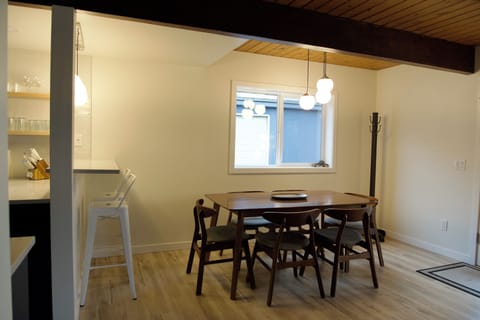 PetOK. WiFi. Parking. W/D. Yard. Netflix House in Clackamas County