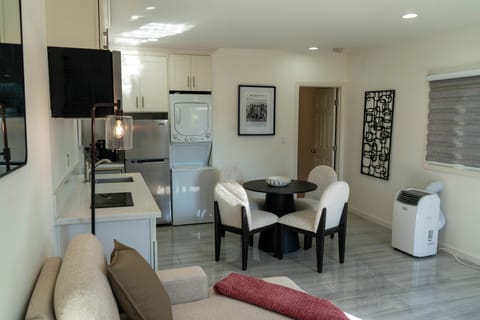 Classic Beverly Hills Guest House in the Flats – Long-Term Rental Cottage in Beverly Hills