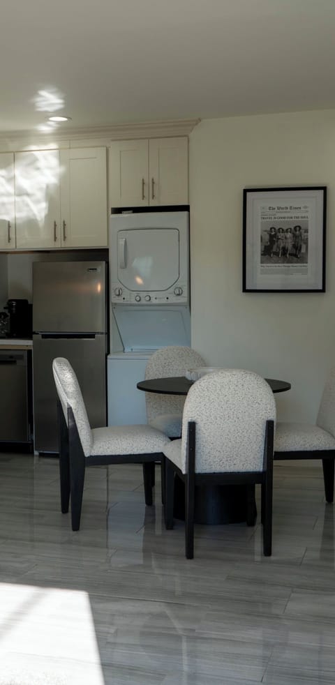 Classic Beverly Hills Guest House in the Flats – Long-Term Rental Cottage in Beverly Hills