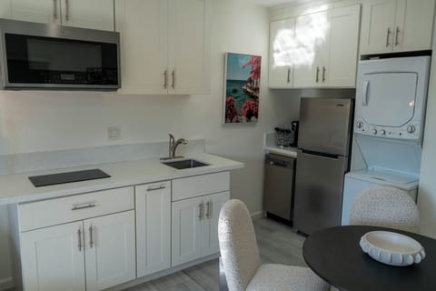 Classic Beverly Hills Guest House in the Flats – Long-Term Rental Cottage in Beverly Hills