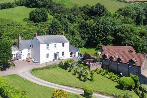 Combe Martin House - Eight Bedroom Villa, Sleeps 15 Villa in North Devon District