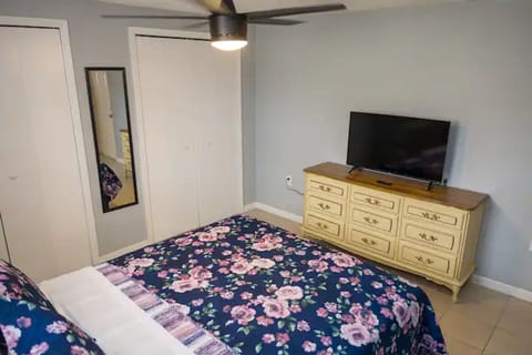 Blue Apartment-3 Miles to the Buccaneers Stadium Apartment in Egypt Lake-Leto