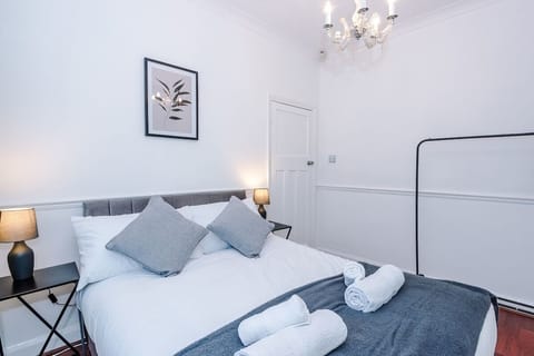 The Lyme Lounge- Stylish 3BR Retreat w/ Parking House in Newcastle-under-Lyme