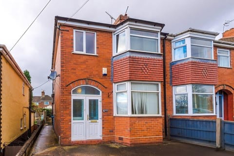 The Lyme Lounge- Stylish 3BR Retreat w/ Parking House in Newcastle-under-Lyme