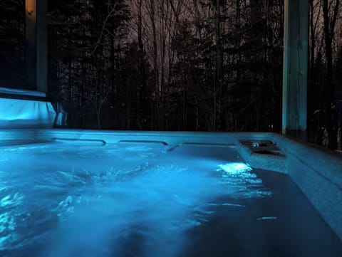 SPA privé, chauffée et ouvert à l'année!
Avec vue sur la forêt :)