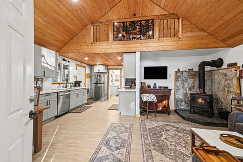 Red Deer Cabin Hot tub Sauna Outdoor Shower House in Ashford