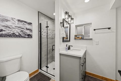 Red Deer Cabin Hot tub Sauna Outdoor Shower House in Ashford