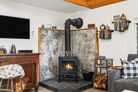 Red Deer Cabin Hot tub Sauna Outdoor Shower House in Ashford