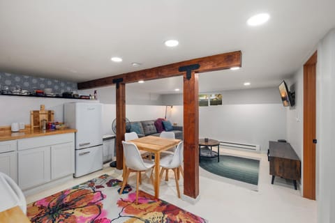 Mother-in-Law suite on Urban Homestead W/ Hot tub Apartment in Burien