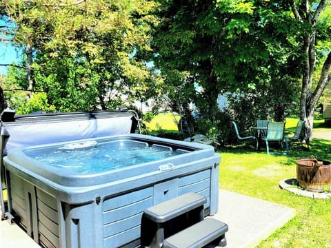 Spa privé ouvert à l’année, dans la cour arrière!