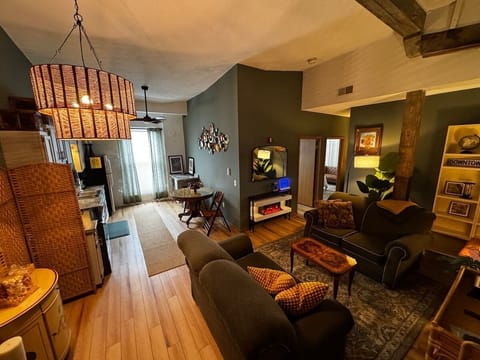 Downtown 3BR Historic Loft Suite Apartment in Mansfield