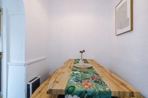 Modern 2-Bed, 2-Bath Home with Parking – Sleeps 5 House in South Derbyshire District