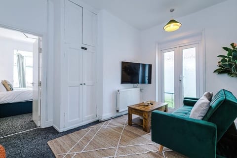 Modern 2-Bed, 2-Bath Home with Parking – Sleeps 5 House in South Derbyshire District