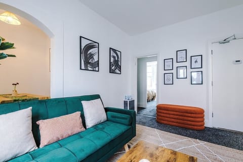 Modern 2-Bed, 2-Bath Home with Parking – Sleeps 5 House in South Derbyshire District