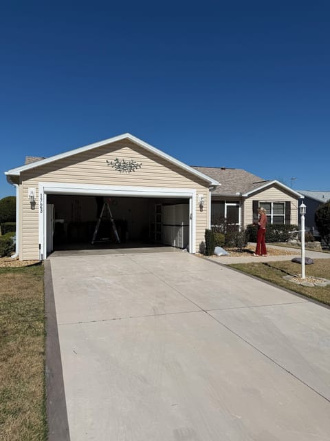 Walking to Mallory Golf Course and restaurant, 0.25 miles from the Mallory Pool House in The Villages