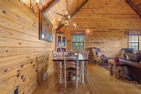 Rustic Cedar Roost - Spectacular Views -Family & Pet Friendly -Peaceful Escape Cabin in Arkansas