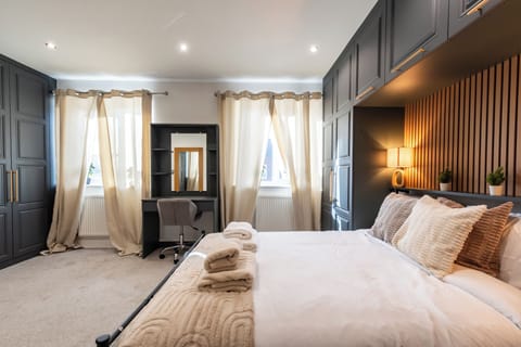 Open Mind Property- 6BR Home, Hot Tub & Free Parking House in Fareham District