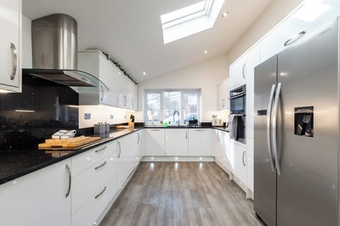 Open Mind Property- 6BR Home, Hot Tub & Free Parking House in Fareham District