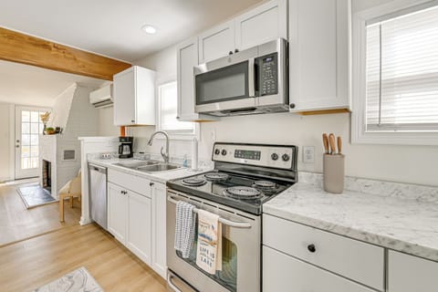 Kitchen | Cooking Basics | Drip & Keurig Coffee Makers | Main Floor