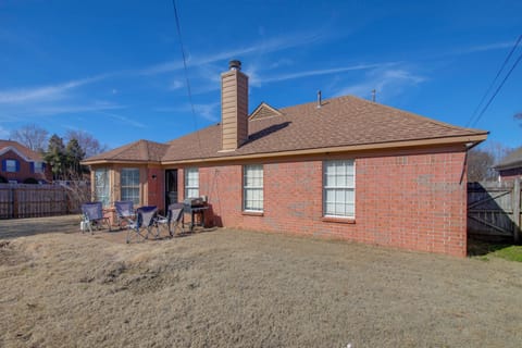 Private Yard & Patio | 8 Mi to the University of Memphis