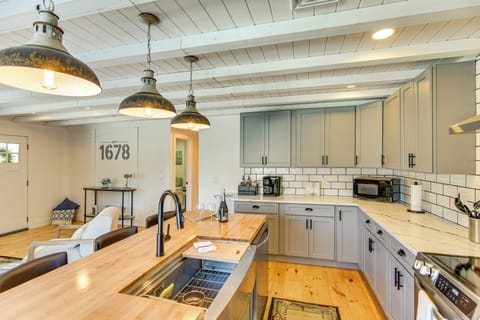 Kitchen | Main Level