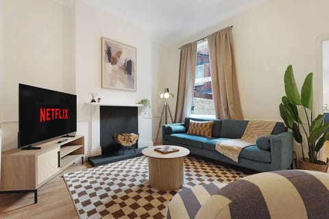 Cosy living room equipped with a SMART TV with Netflix and a comfortable sofa to sit down and relax.