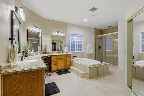 Eagle Point Mountain View Retreat w Pool House in El Paso