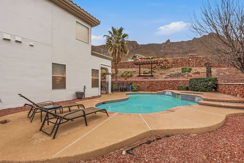 Eagle Point Mountain View Retreat w Pool House in El Paso