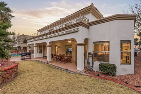 Eagle Point Mountain View Retreat w Pool House in El Paso