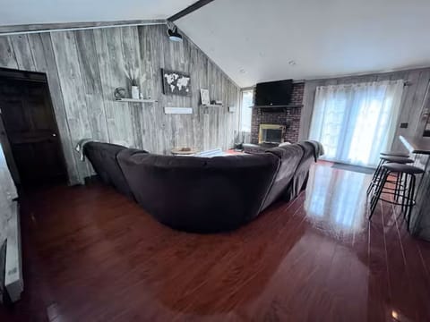 Peaceful Creekside Home and minutes to hunter Slopes Cabin in Hunter