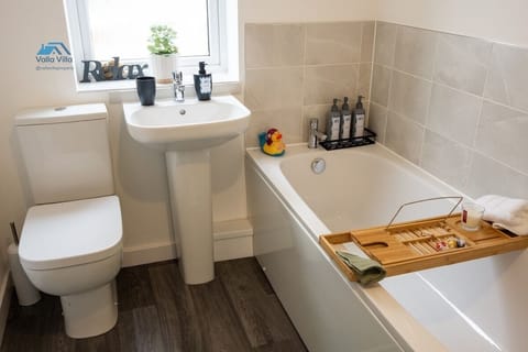 The Pines Villa 1 | Spacious 3BR | Cinema, Games & EV | Parking | Sleeps 10+ House in Northampton