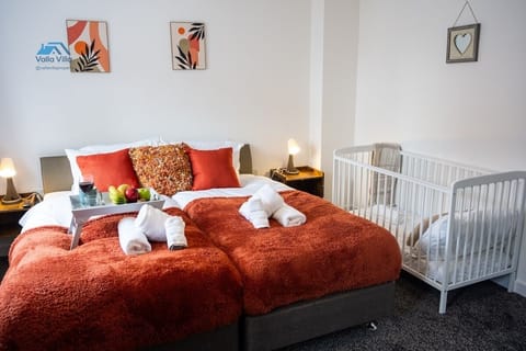 The Pines Villa 1 | Spacious 3BR | Cinema, Games & EV | Parking | Sleeps 10+ House in Northampton