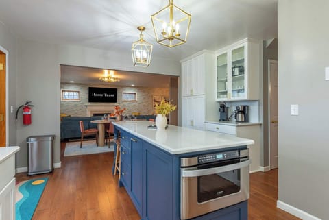 Where your inner chef meets vacation mode. Cook, chat, snack, repeat—this kitchen makes every meal a mini celebration.