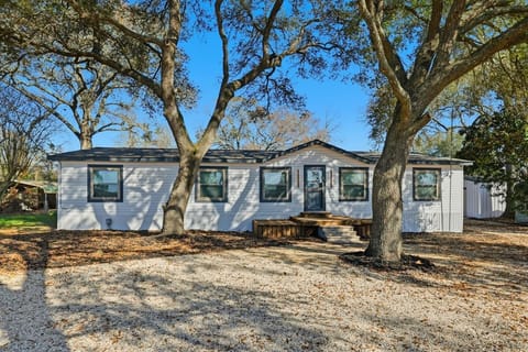 Farmhouse Retreat W/ Fire Pit & 22 Acres of Land! House in Harris County