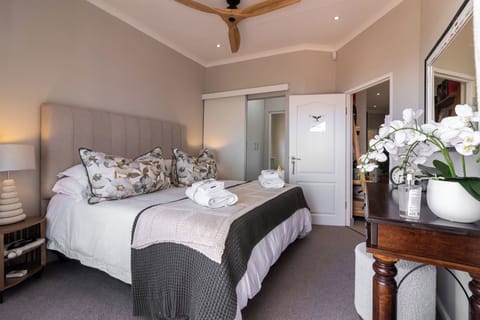 Escape to Waves & Whales, Knysna - Where Brenton-on-Sea Works Its Magic! Apartment in Knysna