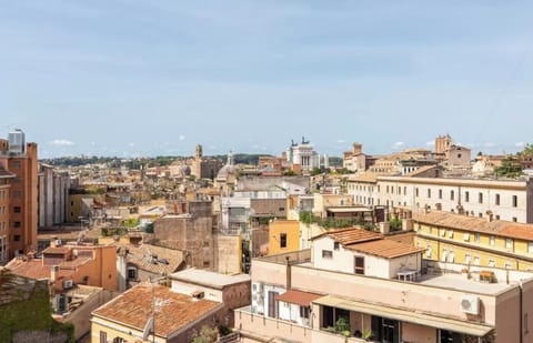 IMMERSE YOURSELF IN THE AUTHENTIC RHYTHM & ATMOSPHERE OF ROME NEAR COLOSSEUM Apartment in Rome