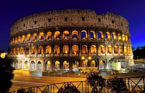 IMMERSE YOURSELF IN THE AUTHENTIC RHYTHM & ATMOSPHERE OF ROME NEAR COLOSSEUM Apartment in Rome