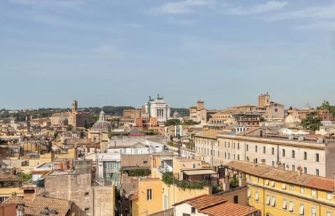 IMMERSE YOURSELF IN THE AUTHENTIC RHYTHM & ATMOSPHERE OF ROME NEAR COLOSSEUM Apartment in Rome