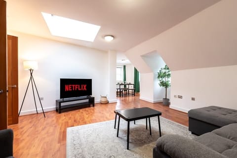 3BR Group Stay Penthouse Near General Hospital Apartment in Southampton