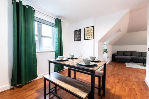 3BR Group Stay Penthouse Near General Hospital Apartment in Southampton