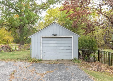 2 bedroom/1 bath house close to hospitals and attractions in East Davenport. House in Davenport