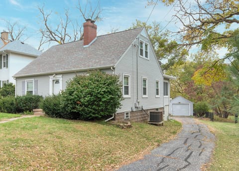 2 bedroom/1 bath house close to hospitals and attractions in East Davenport. House in Davenport