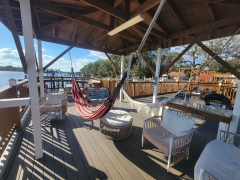 4000 SqFt Luxury Fun House/Fishing/Dock/Hammocks/Jacuzzi/Relax/75TV/Pool Table House in Jacksonville