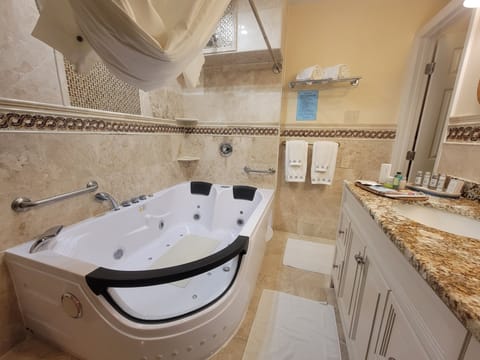 4000 SqFt Luxury Fun House/Fishing/Dock/Hammocks/Jacuzzi/Relax/75TV/Pool Table House in Jacksonville