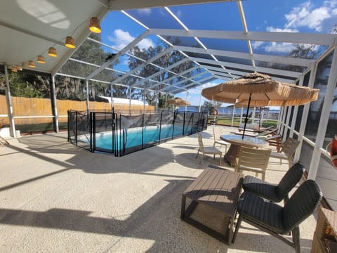 4000 SqFt Luxury Fun House/Fishing/Dock/Hammocks/Jacuzzi/Relax/75TV/Pool Table House in Jacksonville